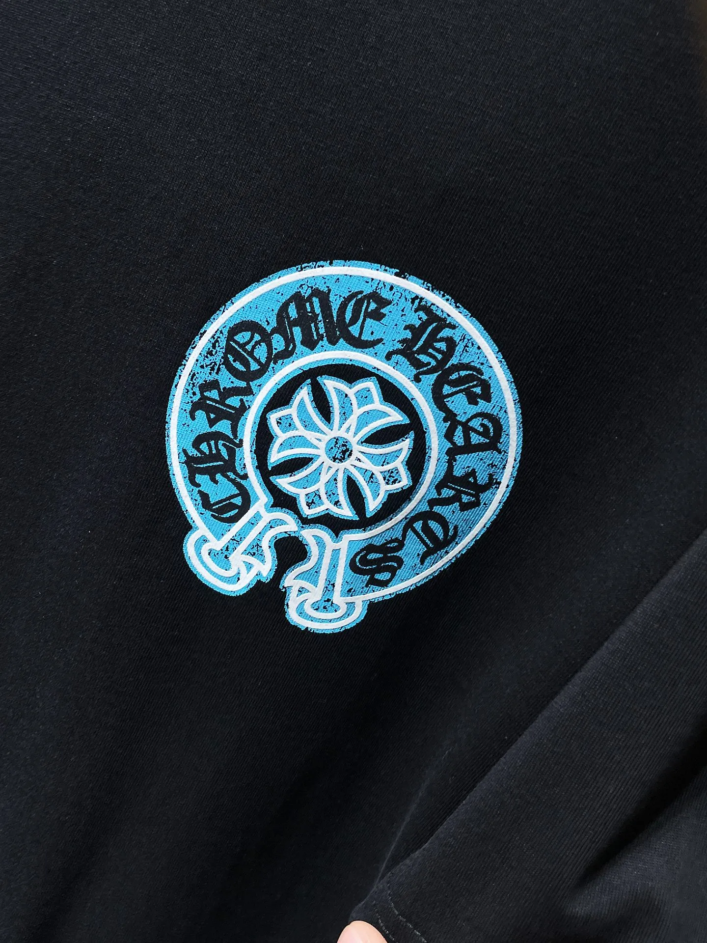 P144 New Chrome Hearts 25ss luminous version for summer! High-weight, environmentally friendly and high-quality top-quality fabric 260g~270g Crow distressed cross luminous short-sleeves. Counter synchronization. Re-engraved version 1:1. Recommended color: black, white. Size: S, M, L, XL.